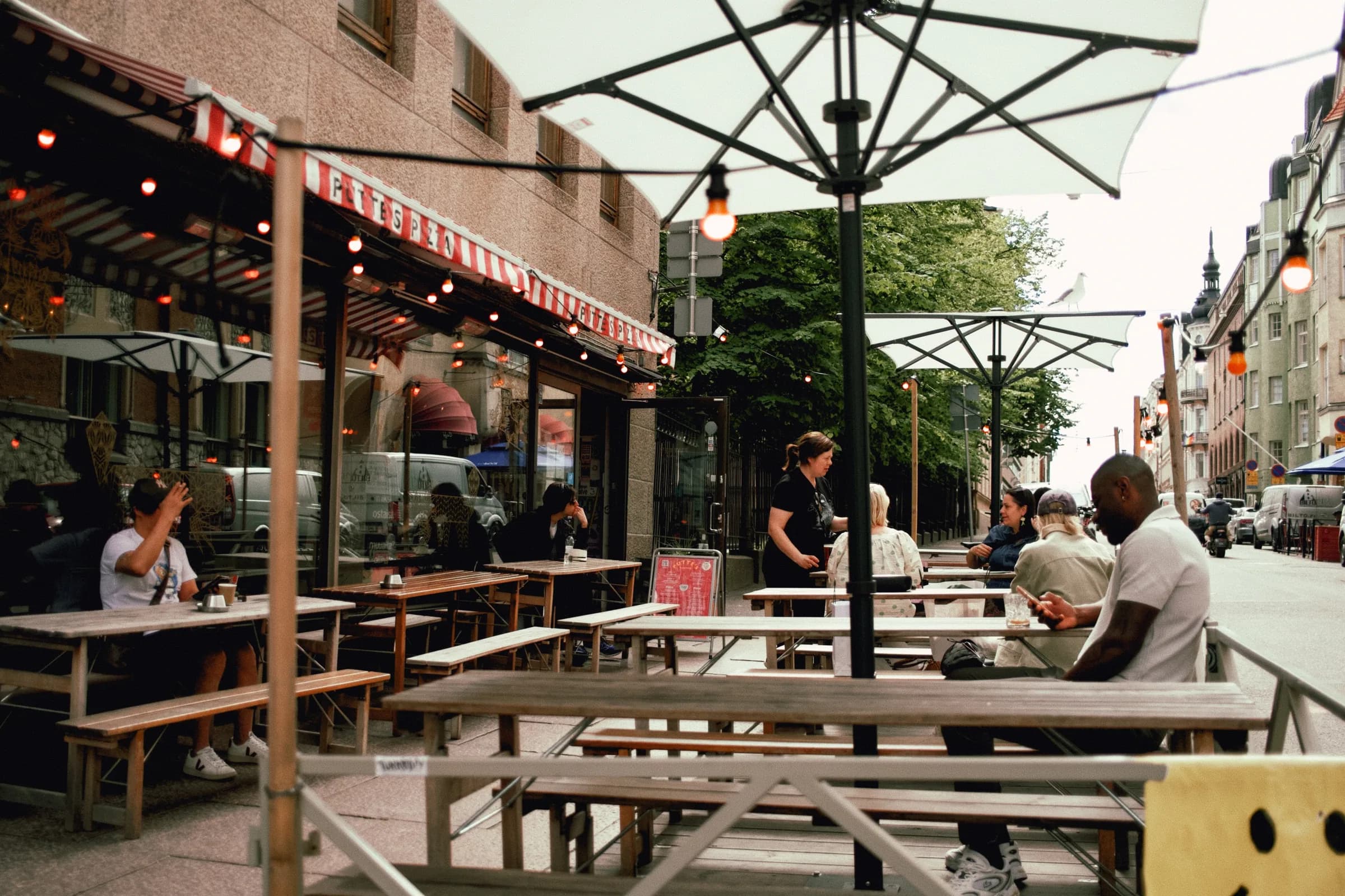 Putte's Bar and Pizza terrace where QR ordering can support add-on orders
