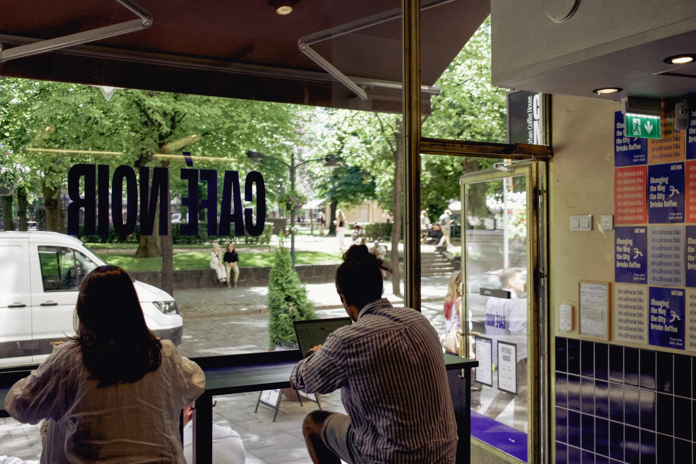 Café Noir window seats facing Pohjoisesplanadi
