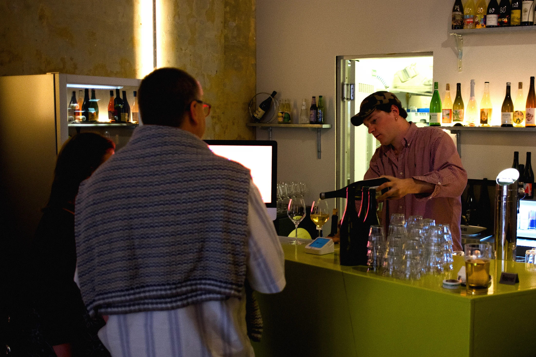 Gadeplan counter service with guests and staff at the wine bar
