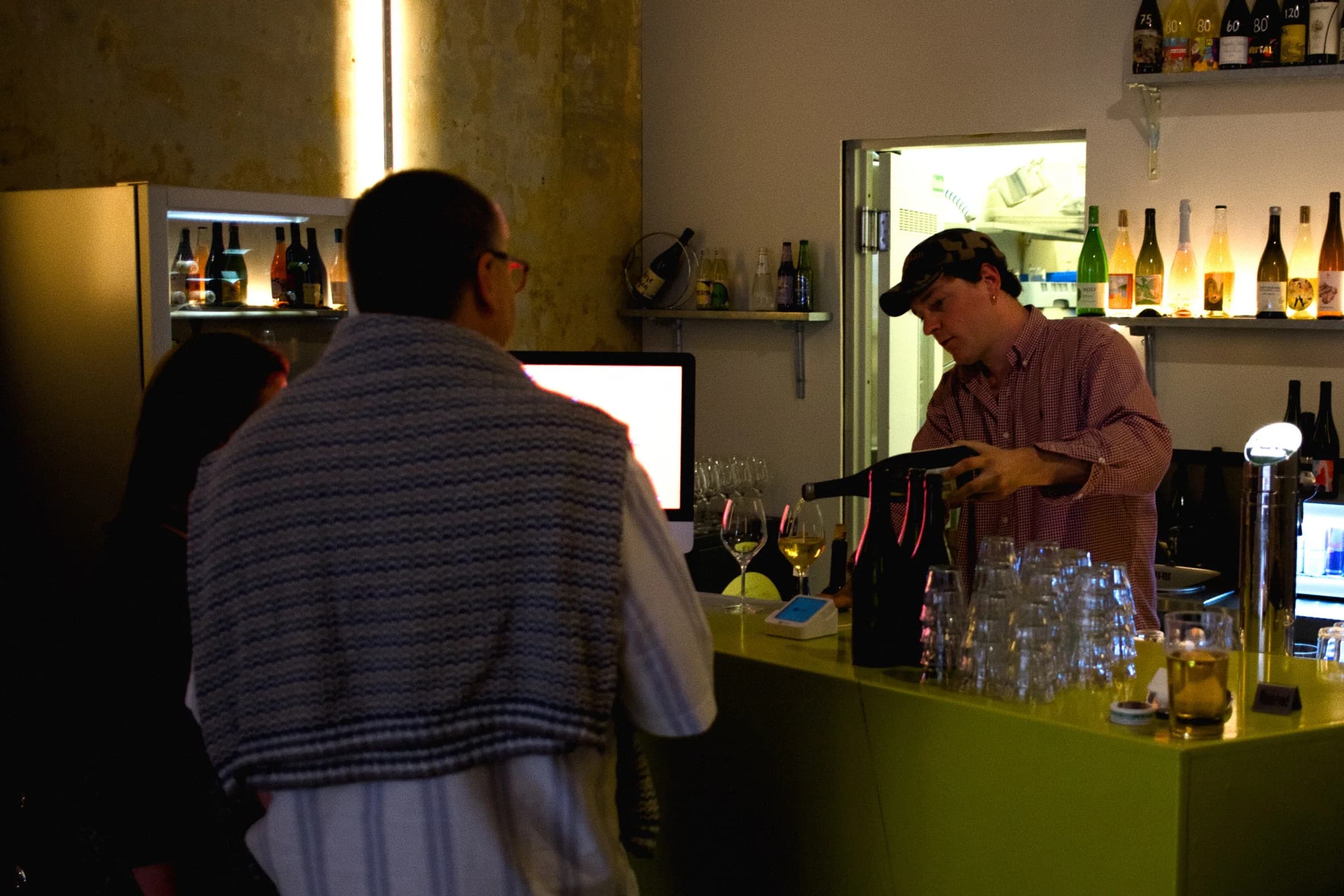 Gadeplan counter service with guests and staff at the wine bar