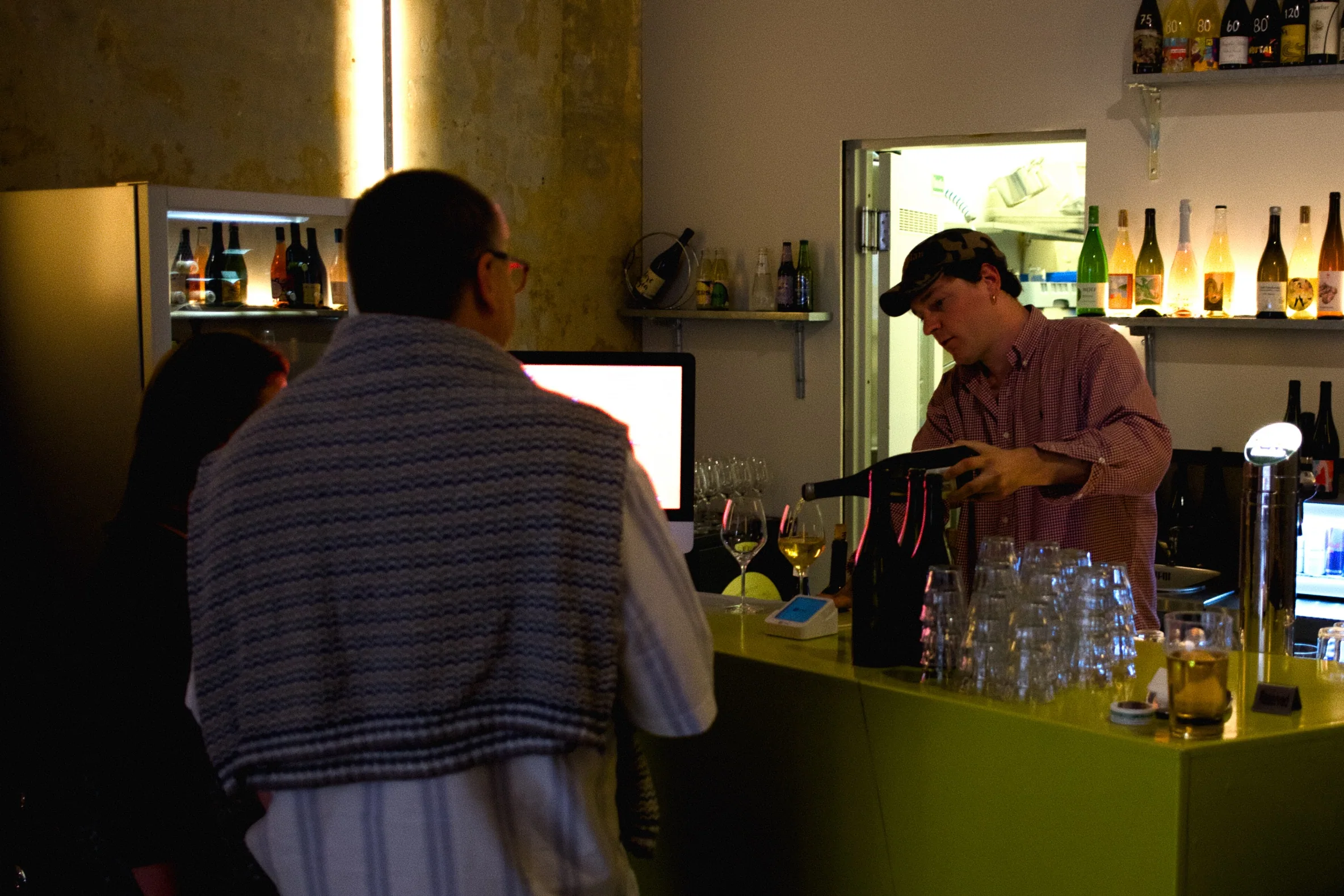 Gadeplan counter service with guests and staff at the wine bar