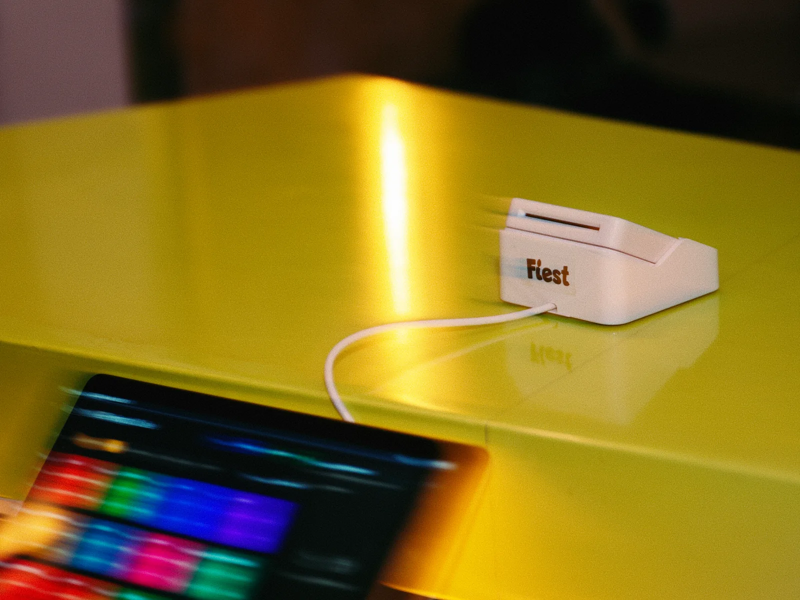 Fiest receipt printer on Gadeplan’s yellow counter with the POS tablet in the foreground