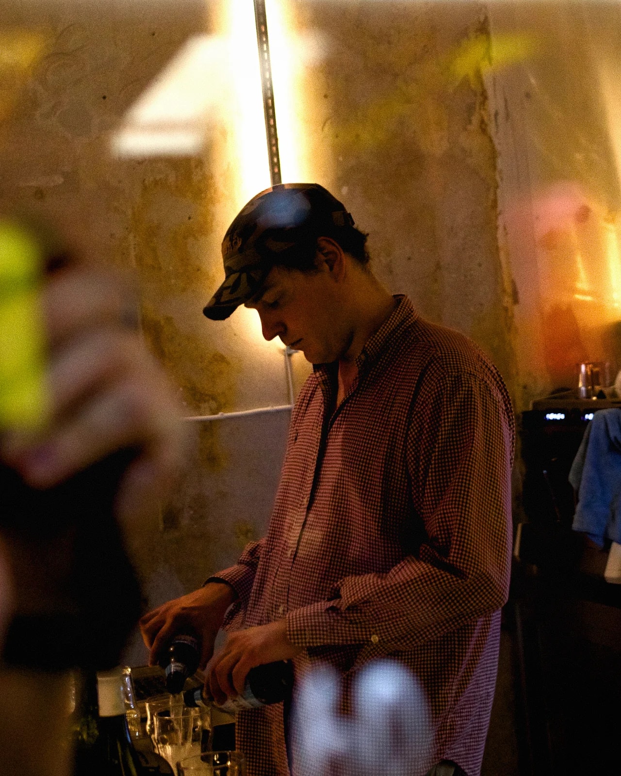A member of Gadeplan’s team working behind the bar