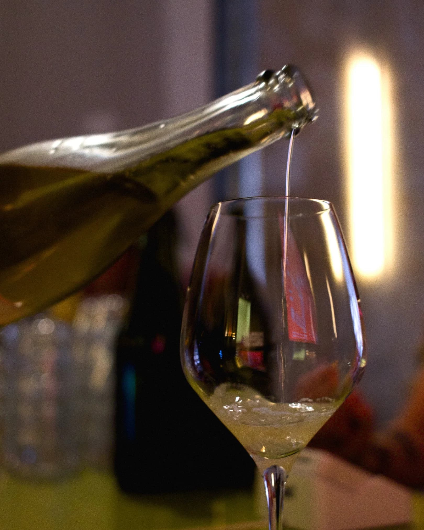 Wine being poured into a glass at the Gadeplan counter