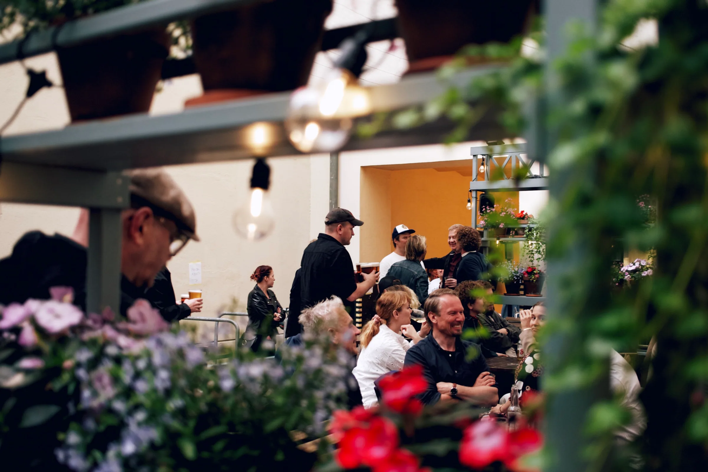 Pub Ludvig courtyard guests and staff during an evening event