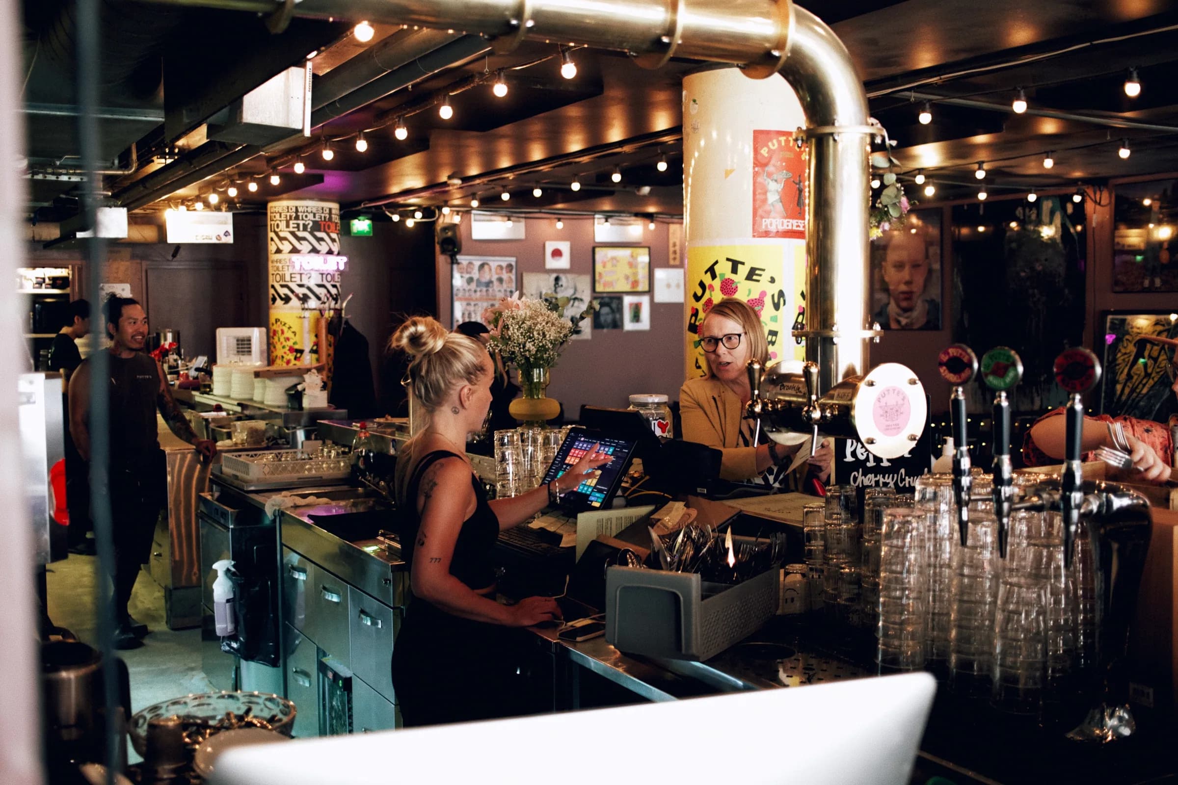 Palvelu käynnissä Putte's Bar and Pizzan baarissa Helsingissä