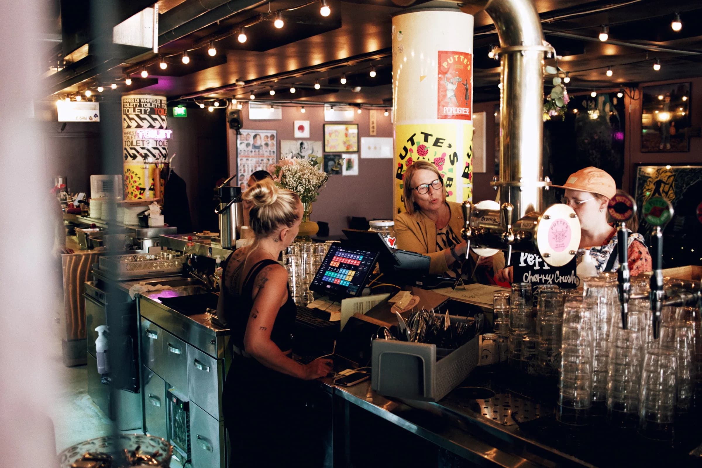 Putte's Bar and Pizza staff handling the Kalevankatu rush behind the bar