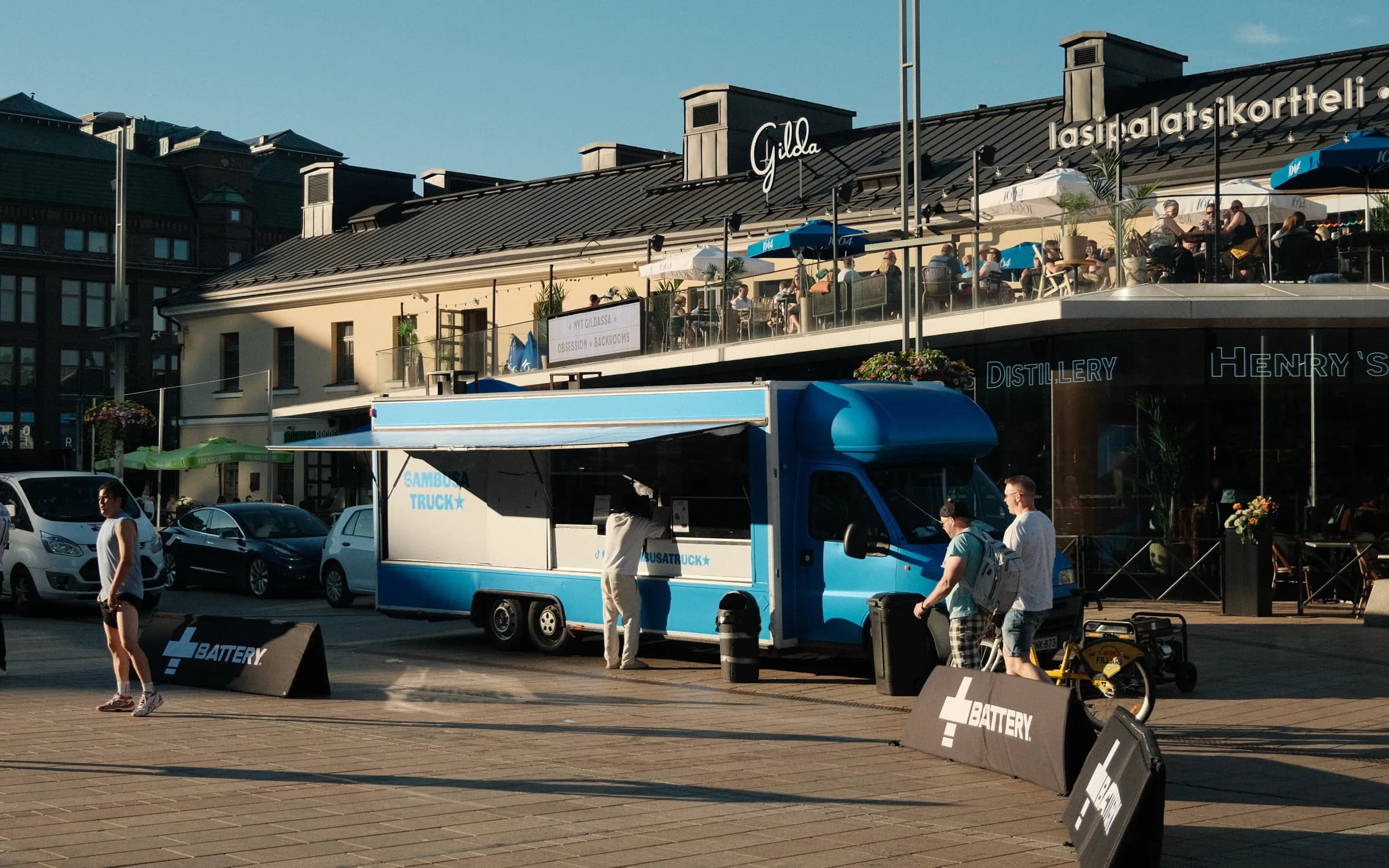 Sambusa-food truck palvelee ulkona pop-up-myyntipaikassa